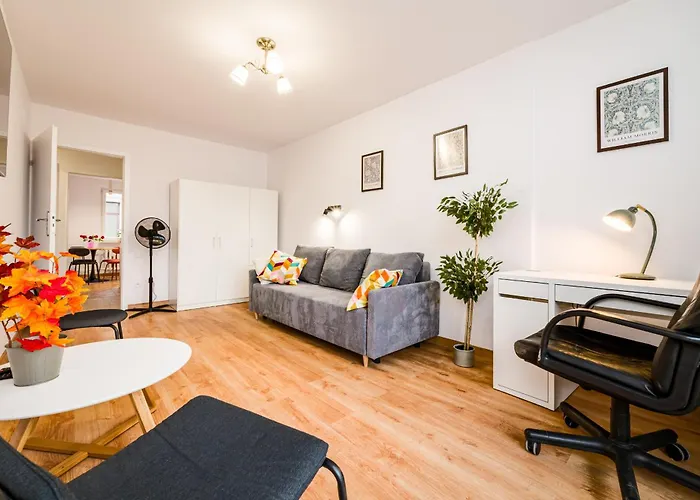 Old Town Square - Balcony, Location - By Rentujemy Διαμέρισμα *